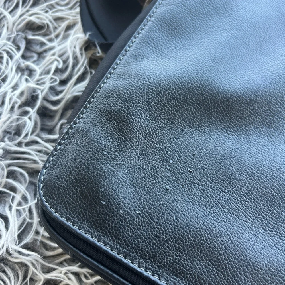 Boconi Leather Men’s Laptop Shoulder Bag. Black. The inside is very clean.